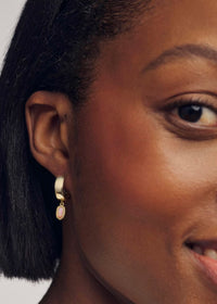 KENDRA SCOTT MINI ELLIE GOLD WIDE HUGGIE EARRINGS
