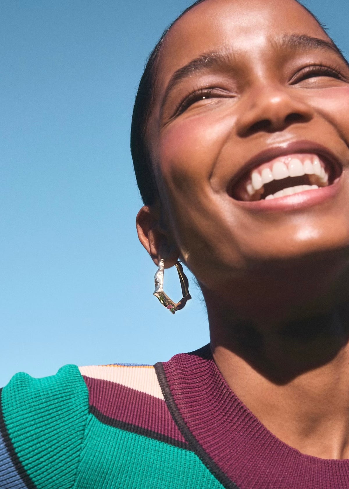 KENDRA SCOTT ADRIANA SCALLOP FRAME HOOP EARRINGS