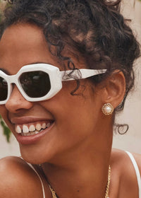 KENDRA SCOTT GABRIELLA PEARL STUD EARRINGS - GOLD
