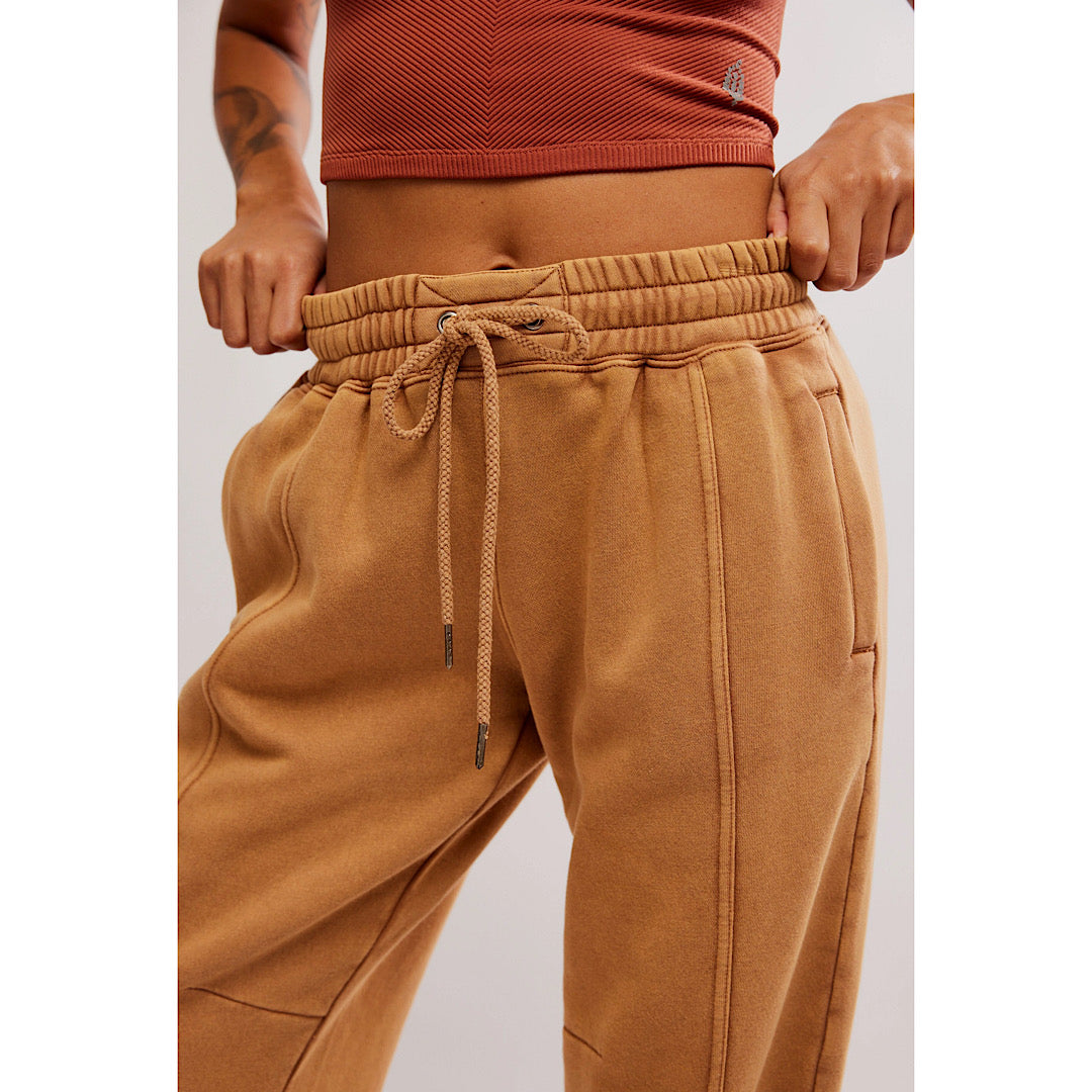 FREE PEOPLE MOVEMENT SPRINT TO THE FINISH PANT - CAMEL