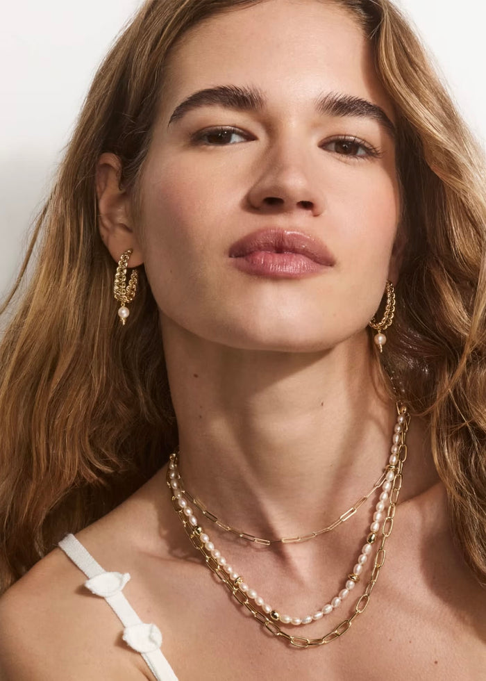 KENDRA SCOTT GABRIELLA PEARL HOOP EARRINGS - GOLD