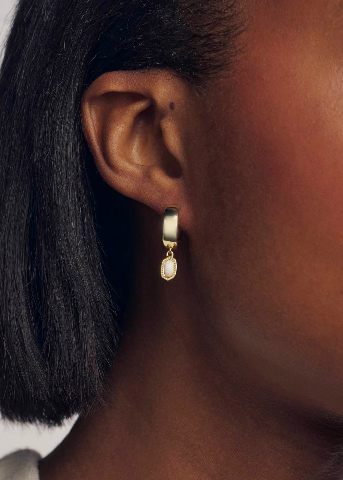 KENDRA SCOTT MINI ELLIE GOLD WIDE HUGGIE EARRINGS
