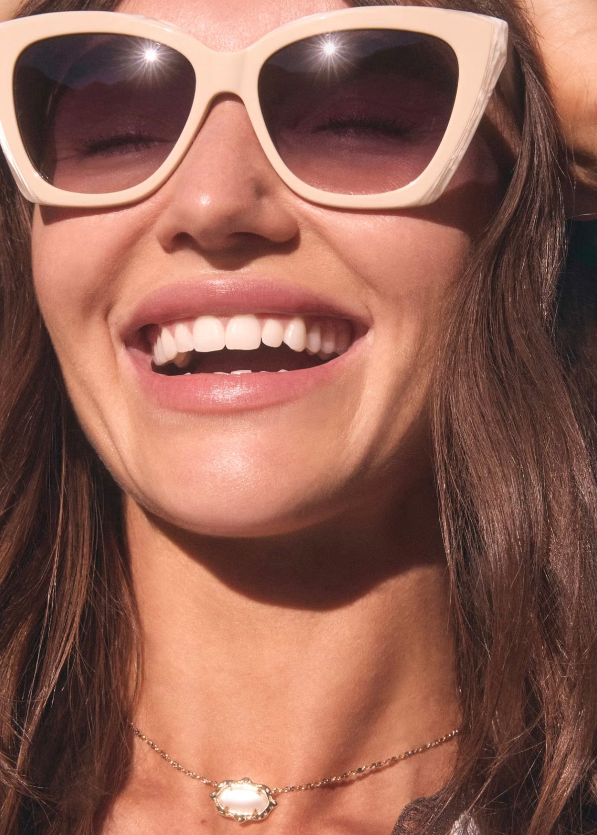 KENDRA SCOTT ELISA SCALLOP FRAME SHORT PENDANT NECKLACE