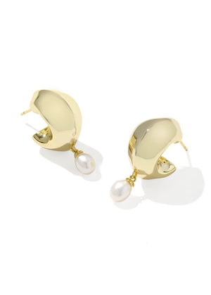 KENDRA SCOTT OAKLAND PEARL HUGGIE EARRINGS