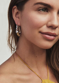 KENDRA SCOTT ADRIANA SCALLOP FRAME HOOP EARRINGS