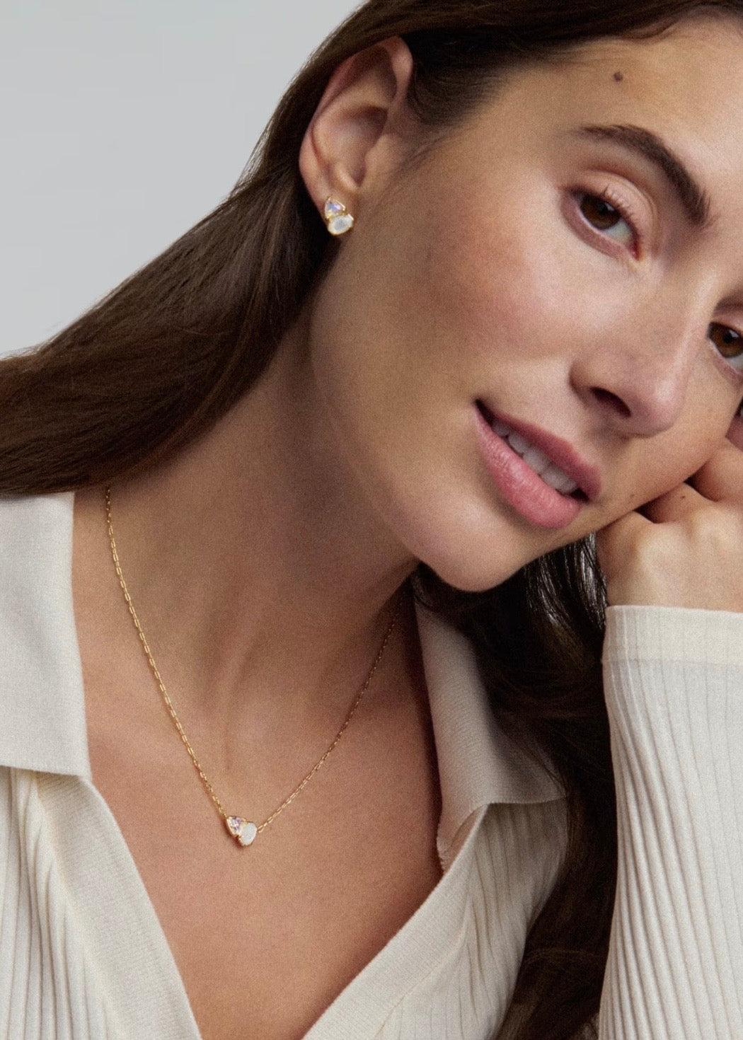 KENDRA SCOTT TATUM SHORT PENDANT NECKLACE - GOLD NEUTRAL MIX