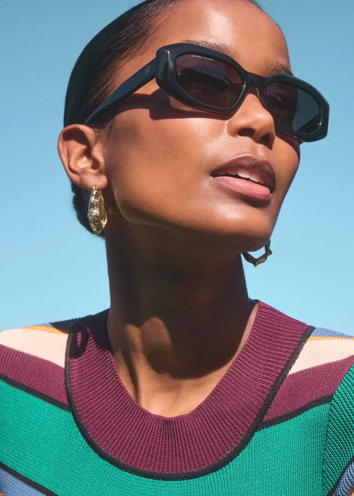 KENDRA SCOTT ADRIANA SCALLOP FRAME HOOP EARRINGS