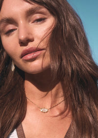 KENDRA SCOTT ELISA SCALLOP FRAME SHORT PENDANT NECKLACE