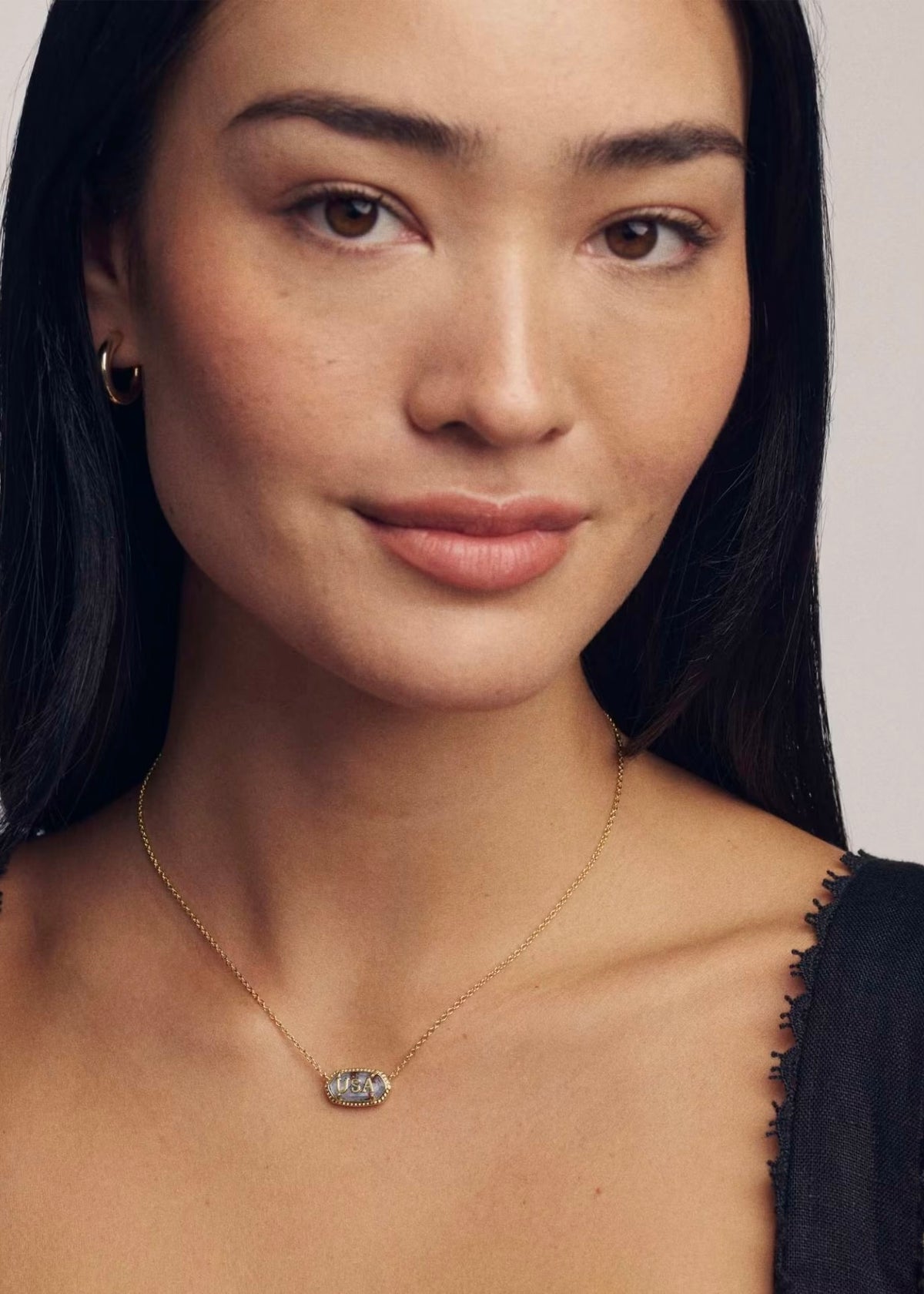 KENDRA SCOTT ELISA USA SHORT PENDANT NECKLACE - GOLD