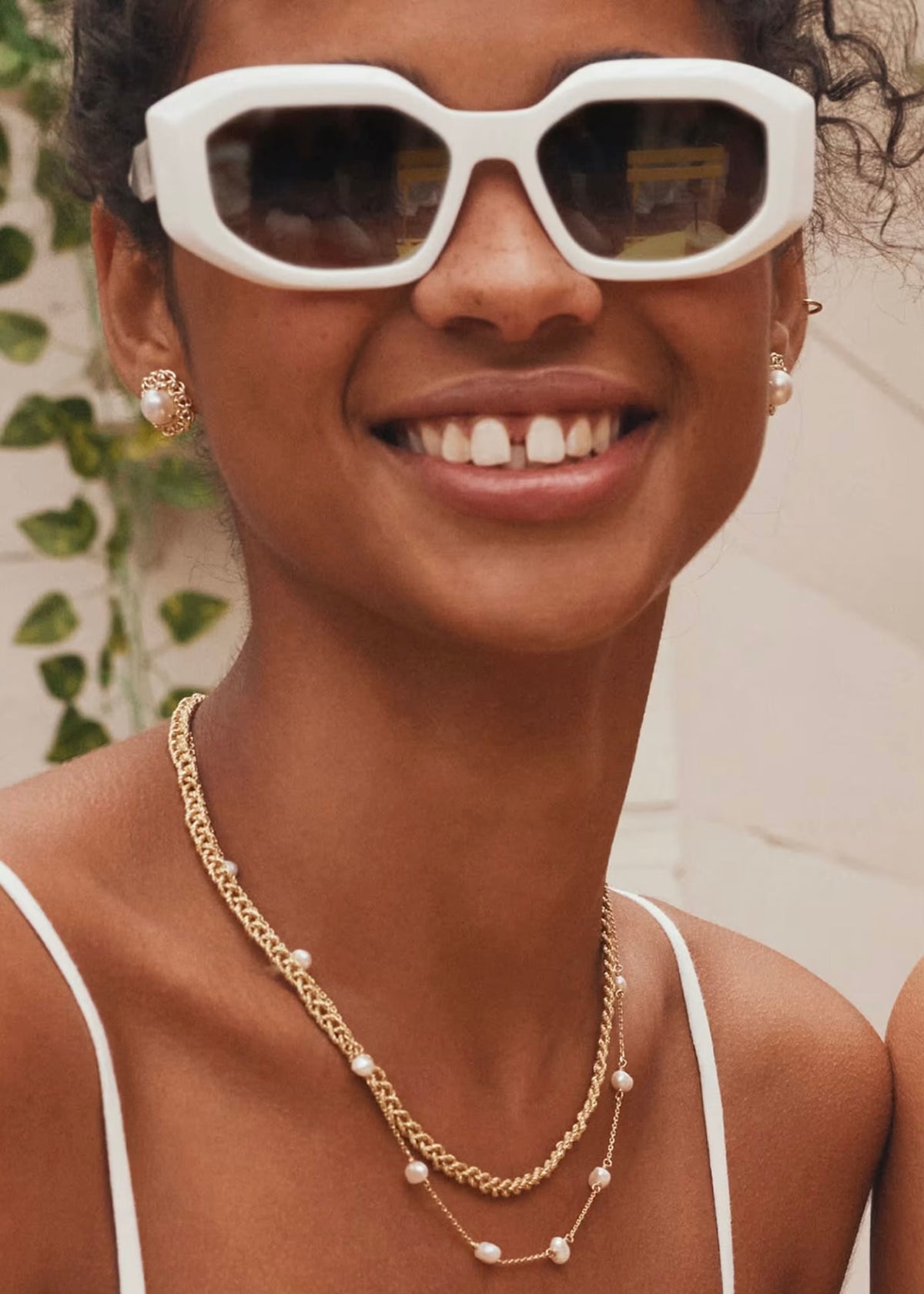 KENDRA SCOTT GABRIELLA PEARL STUD EARRINGS - GOLD