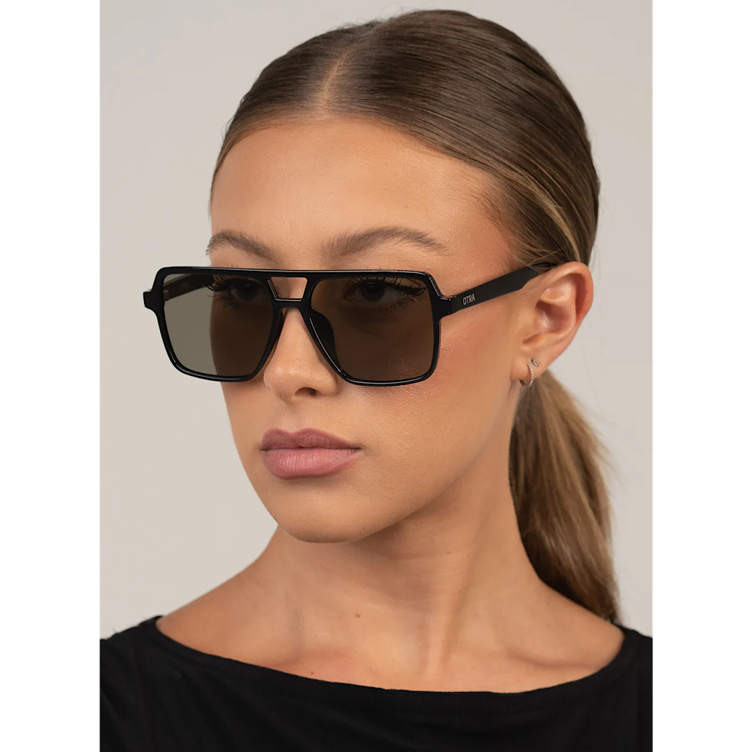 OTRA EYEWEAR ZOYA SUNGLASSES - BLACK/SMOKE