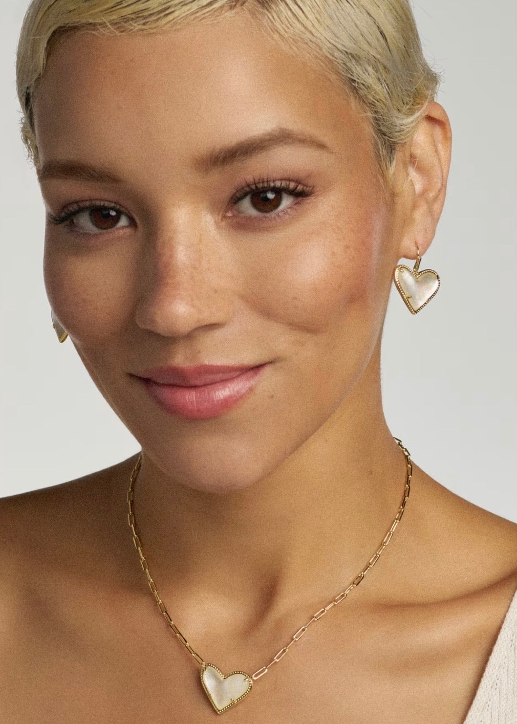 KENDRA SCOTT ARI HEART STATEMENT DROP EARRINGS