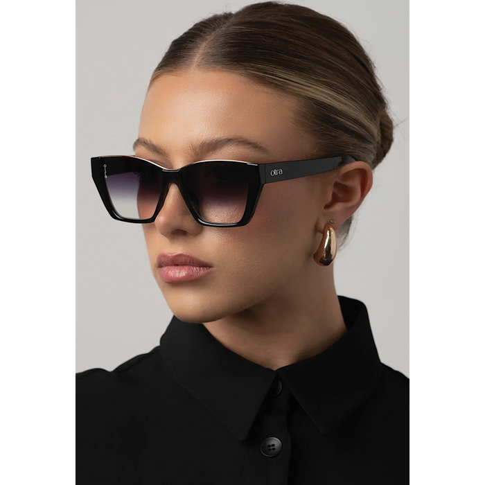 OTRA EYEWEAR BELLE SUNGLASSES - BLACK/SMOKE FADE